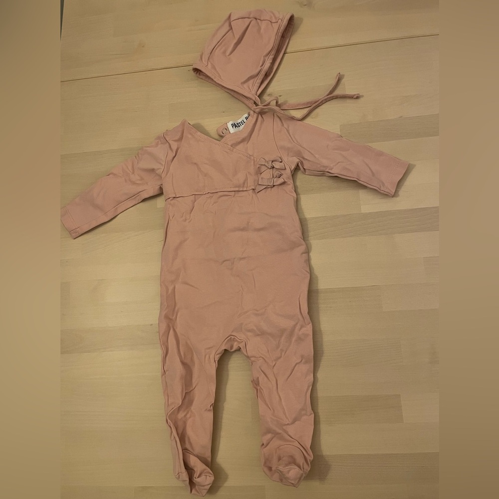 NWOT Baby Girl “Pastel Blu” Pink One Piece Footies with Bonnet Hat